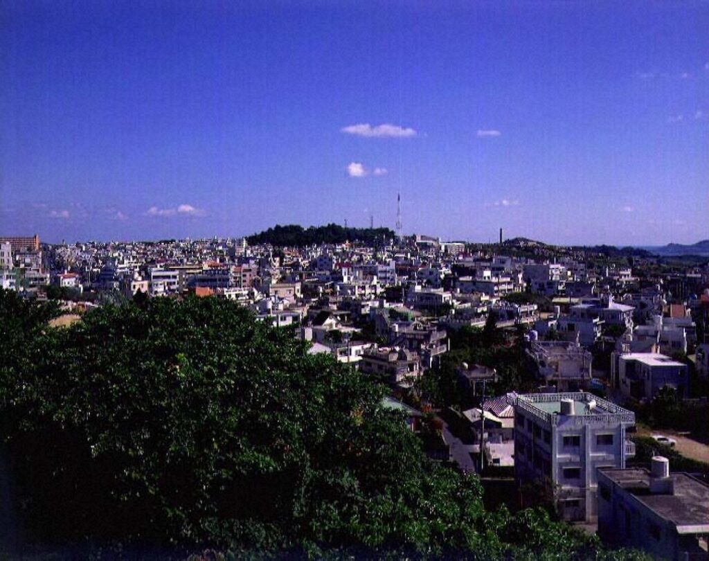 首里城の四神相応「玄武(東)」を担う風景。近景に弁之御嶽、遠景には西原の丘陵が連なり、背後を守る堅固な地形。