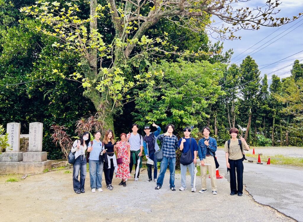 備瀬集落での大学フィールドワーク。伝統集落のフクギ並木で行った授業風景