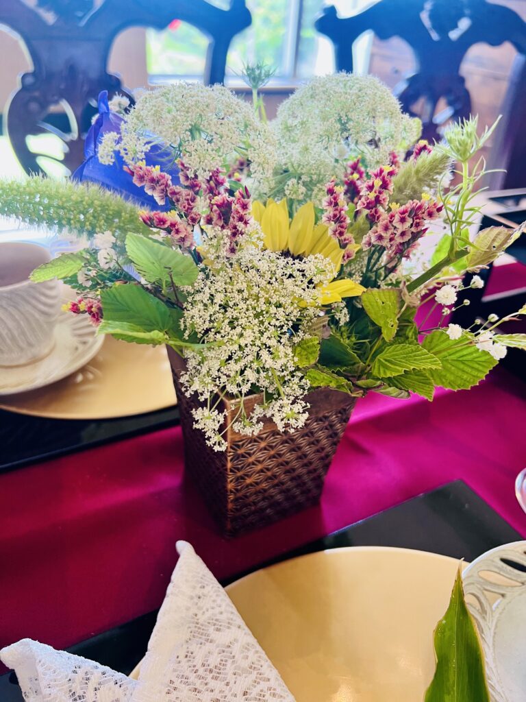 白・黄・紫の花で表現された、夏至の光を象徴するテーブル装花