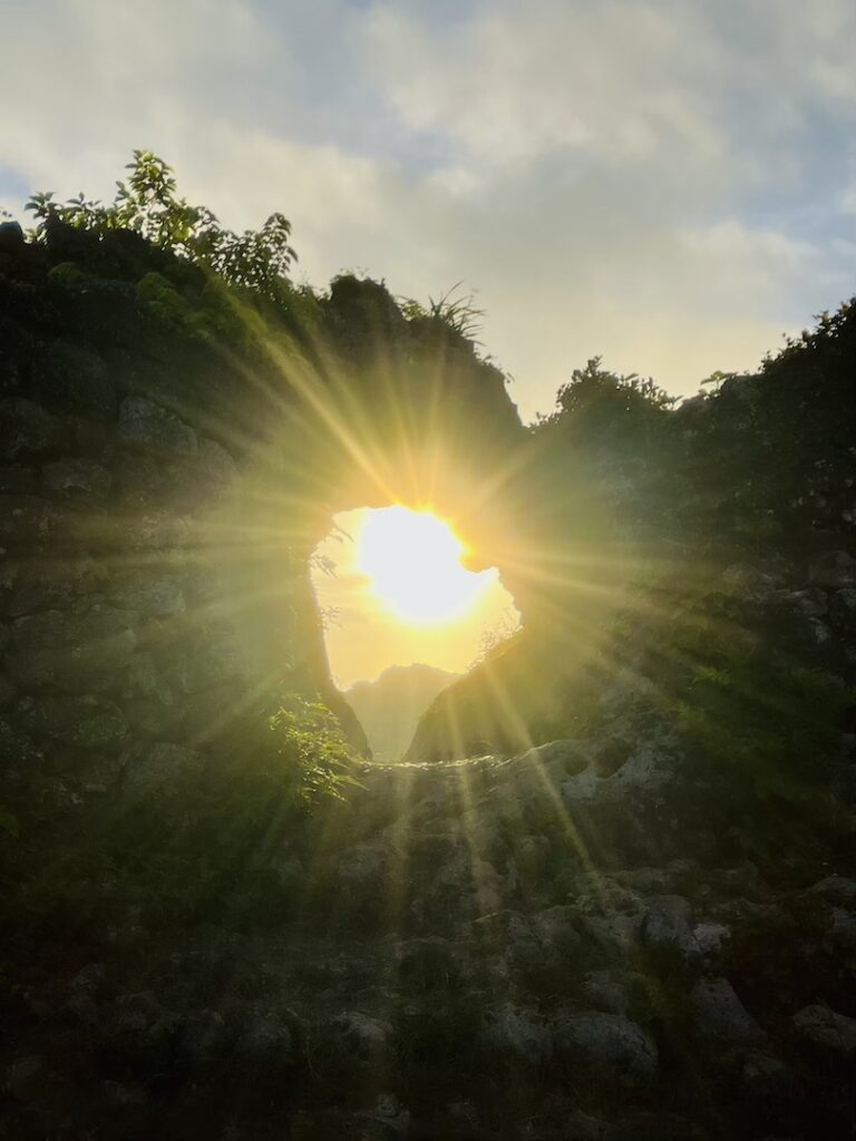 玉城城跡。夏至の朝日が城門に差し込む瞬間の写真