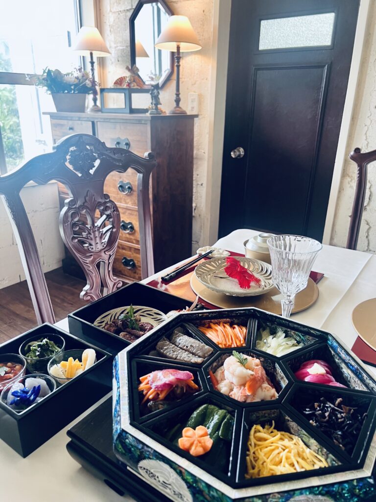 2026年元旦のおせち料理と飾り棚の正月装花 クジョルパンと重箱を中心に