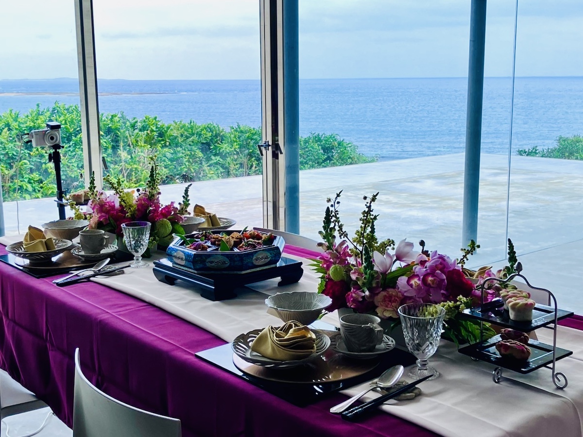 「立春の鳳凰」 建築家・窪田勝文氏による静謐な空間、その先に広がる久高島の聖域。 朱の色彩が呼び込む新春の氣と、九節板(クジョルパン)が織りなす「和」の調べ。