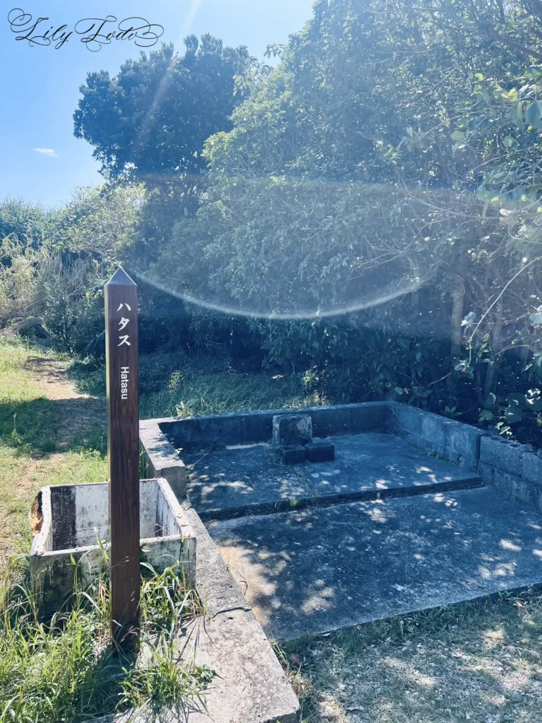 久高島の五穀発祥地、ハタスの拝所。香炉の先には、ニライカナイから届いた五穀の種が入っていたとされる『白い壺』が埋められたと伝えられている。