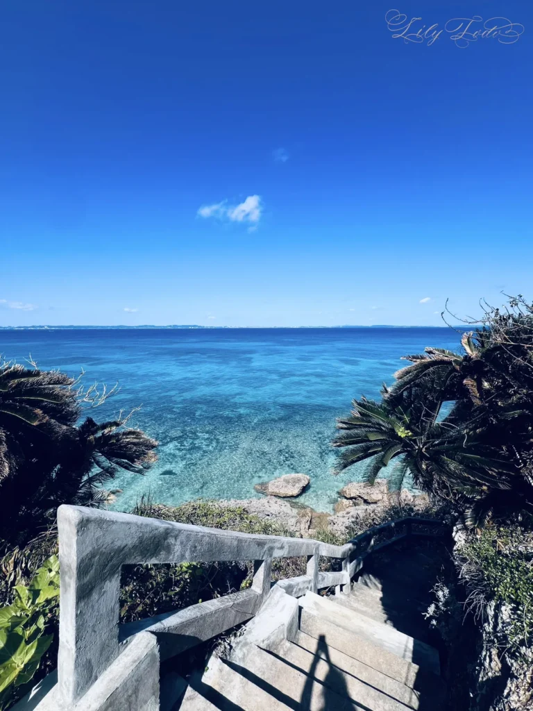 透き通るような海と抜けるような青空を望みながら、ヤグルガーへと続く下りの石階段。