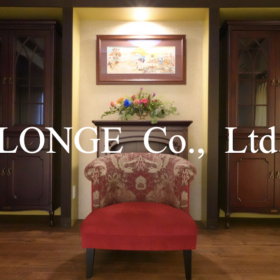 株式会社ロンジェ会社概要：琉球風水の原理（玄武の守り）を体現した代表・東道里璃の執務室。壁には首里城の絵画が飾られ、風水空間デザイン®の実践例を示すプロフェッショナルなオフィス空間。