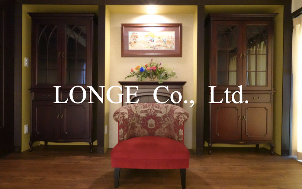 株式会社ロンジェ会社概要：琉球風水の原理（玄武の守り）を体現した代表・東道里璃の執務室。壁には首里城の絵画が飾られ、風水空間デザイン®の実践例を示すプロフェッショナルなオフィス空間。