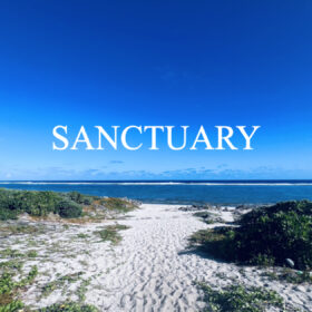 琉球風水空間デザイン®基礎課程の開講を知らせるニュース記事のアイキャッチ。久高島の聖域を背景に『SANCTUARY』の文字を配し、新時代の空間調律の幕開けを象徴しています。