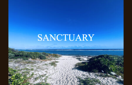 琉球風水空間デザイン®基礎課程の開講を知らせるニュース記事のアイキャッチ。久高島の聖域を背景に『SANCTUARY』の文字を配し、新時代の空間調律の幕開けを象徴しています。