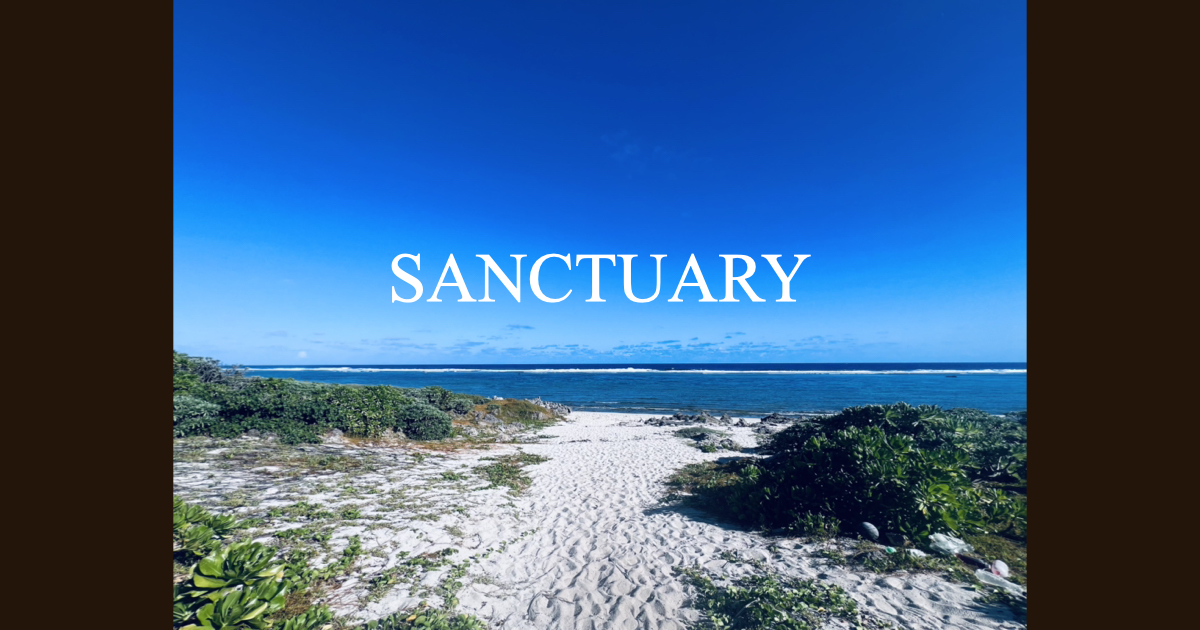 琉球風水空間デザイン®基礎課程の開講を知らせるニュース記事のアイキャッチ。久高島の聖域を背景に『SANCTUARY』の文字を配し、新時代の空間調律の幕開けを象徴しています。