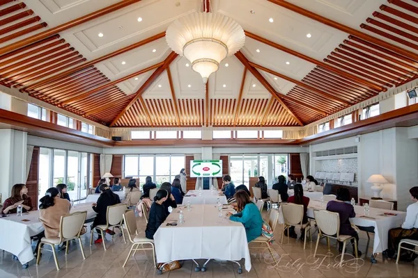 風水空間デザイン®講座【体験入学】万国津梁館のラグジュアリーな会場で行われた首里城風水講義の風景。40名の参加者が東道里璃の解説に聞き入る、風水空間デザイン®の専門セミナーの様子。