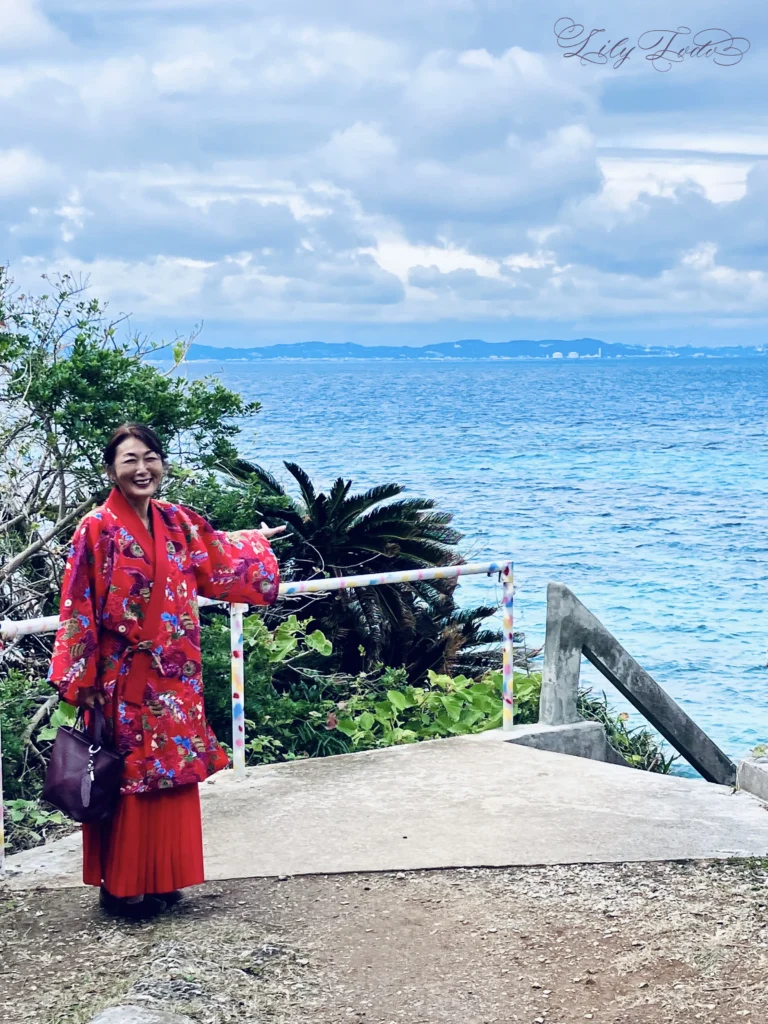 五穀神話の聖地・ヤグルガーへと続く階段。久高島認定ガイド・東道里璃が紅型を纏い琉球の精神性を解説。