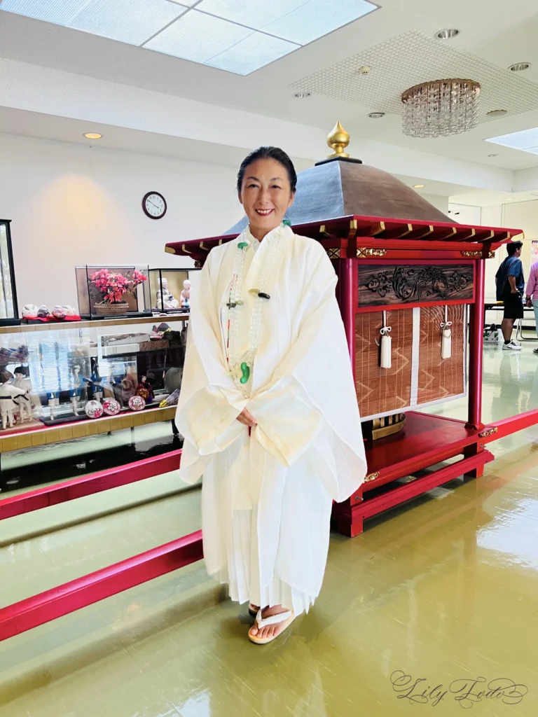 斎場御嶽の御新下りにて白装束を纏う神女・東道里璃。静寂の中で器を調える祈りの姿。