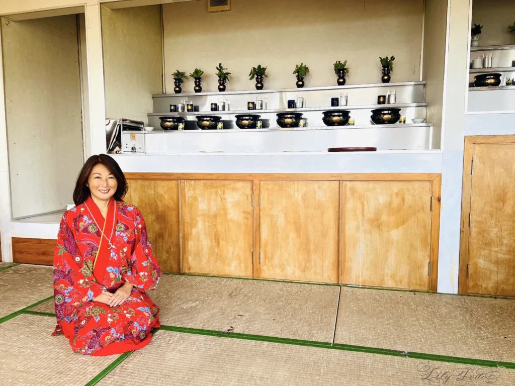 南城市玉城の御神屋(うかみやー)にて執り行われた重陽の節句(菊の節句)。年中行事の神事奉仕に携わる東道里璃。